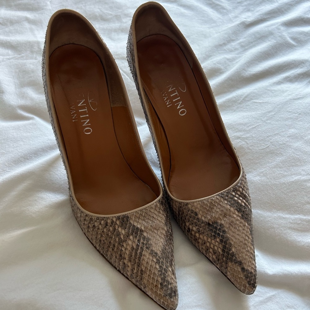 Valentino snakeskin pumps! Size 37😊